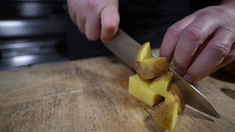picar patatas para una receta en cámara lenta