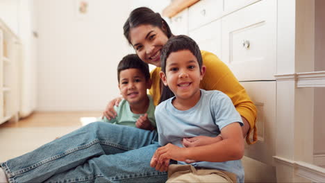 Cara,-Madre-Y-Familia-Feliz-Con-Niños