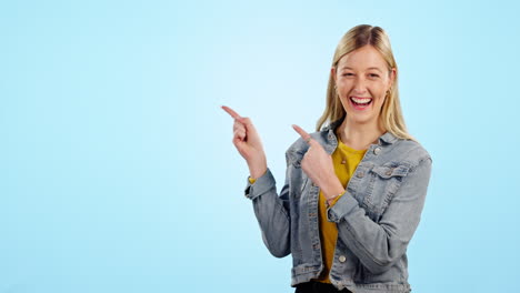 mujer feliz, cara y señalando a la publicidad