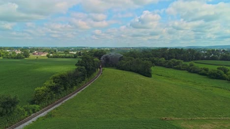 Eine-Drohnenansicht,-Die-Durch-Rauch-Geht-Und-An-Einem-Sonnigen-Sommermorgen-Amish-Ackerland-Sieht