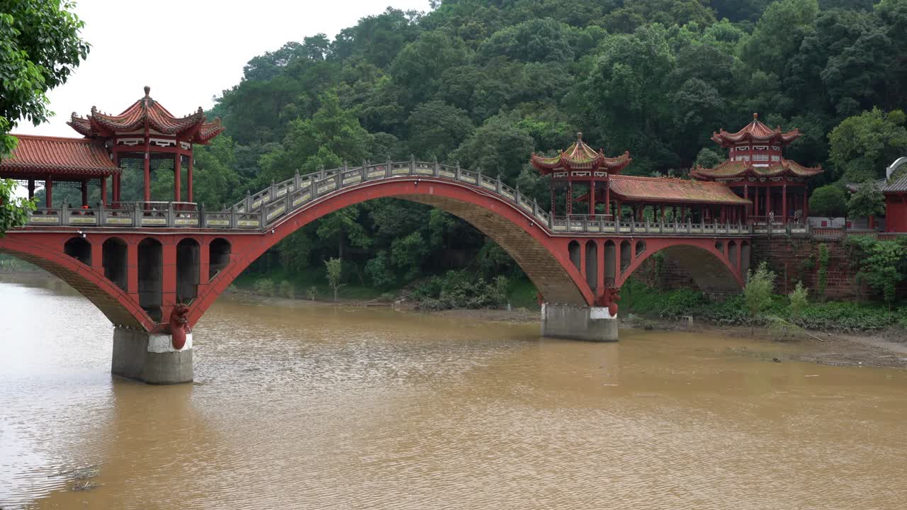 el puente de arco de haoshang en el parque del buda oriental y la vista del río en leshan sichuan, china