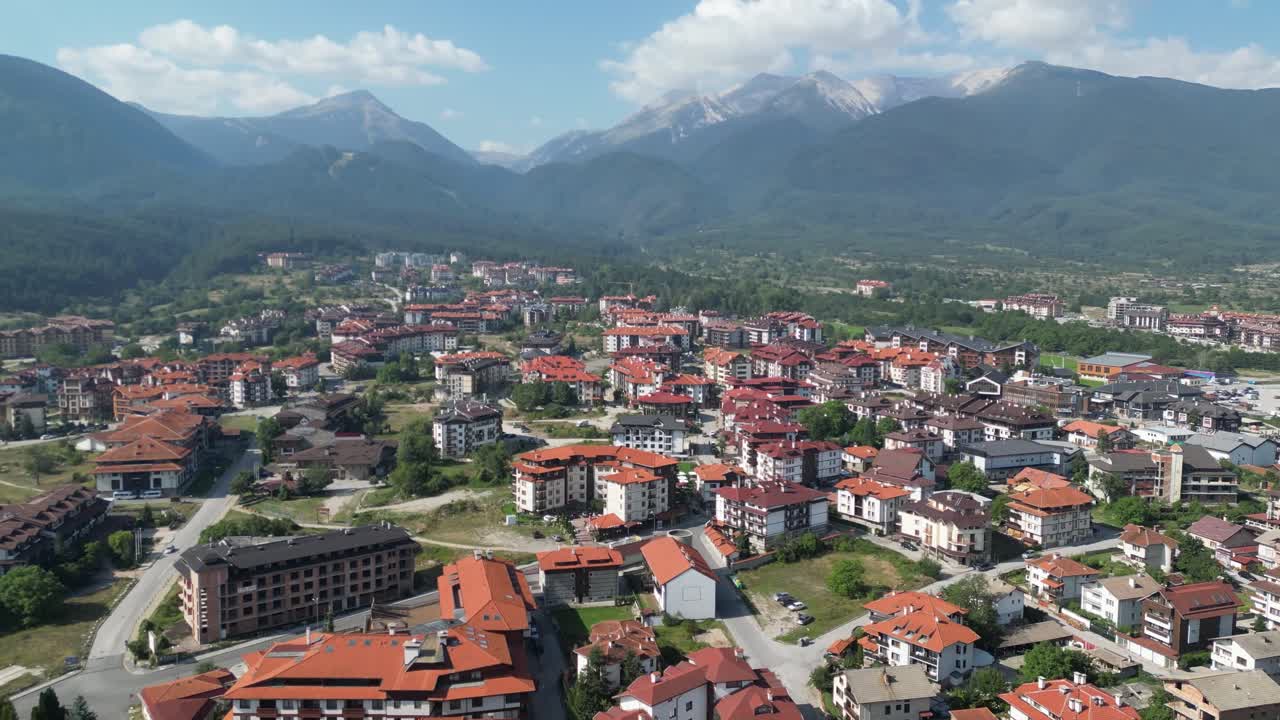 el pueblo de esquí de bansko y las montañas de pirin en verano en bulgaria - círculo aéreo de 4k