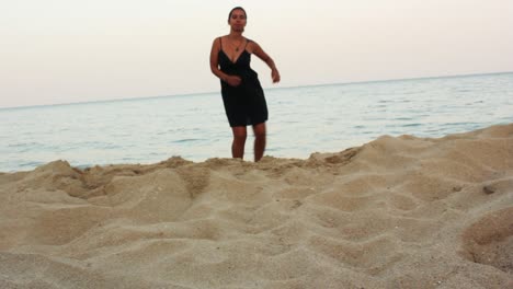 chica bailando salsa en la playa