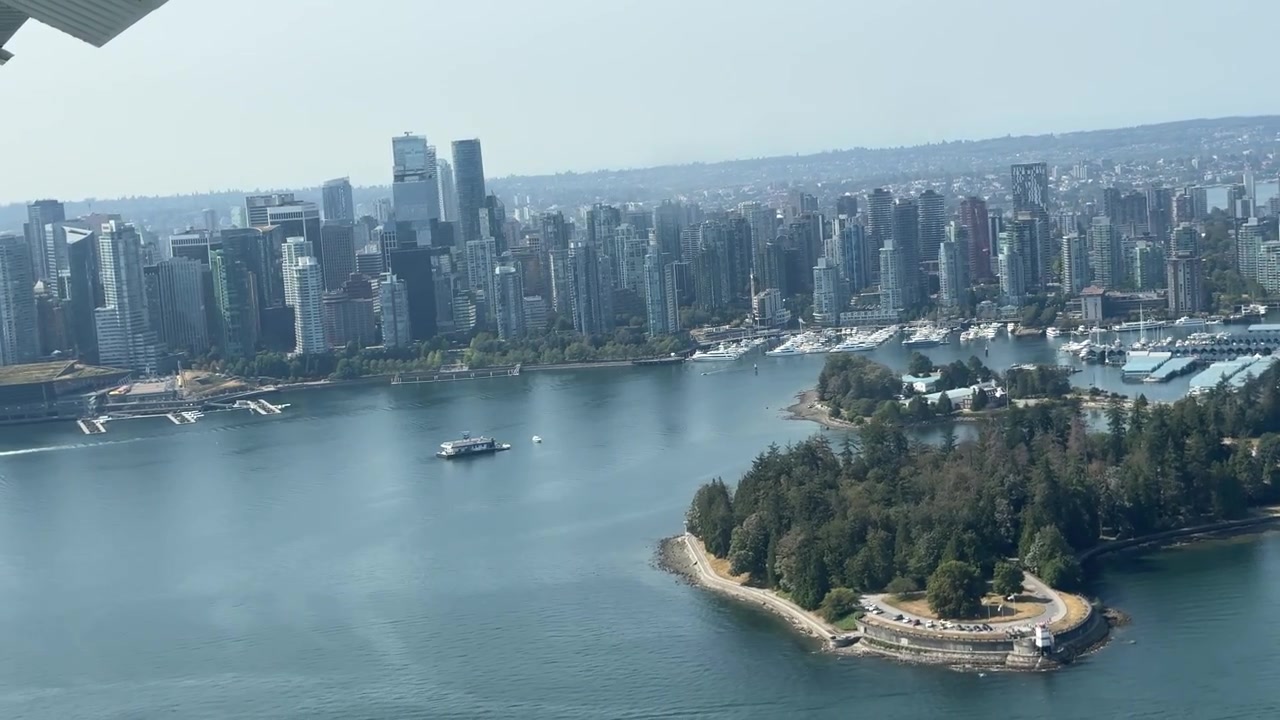 Vista da idrovolante sorvola Stanley Park e il centro di Vancouver