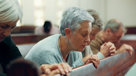 adoración, oración o mujer mayor en la iglesia para dios