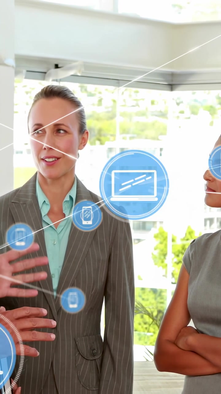 Video verticale: Un team vicino alle finestre, un relatore gesticola, generando icone di cloud e telefono che si collegano per la tecnologia.