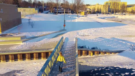 Junge-Frauen,-Die-Wintersonnenuntergang-Genießen