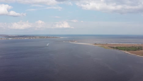 Toma-Aérea-Súper-Amplia-De-Fort-Sumter-Desde-Fort-Johnson-En-El-Puerto-De-Charleston,-Carolina-Del-Sur