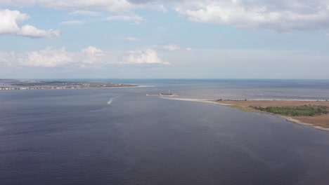 fotografía aérea muy amplia de fort sumter desde fort johnson en el puerto de charleston, carolina del sur