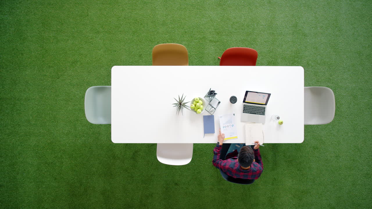 종이를 들고 있는 마케팅 직원