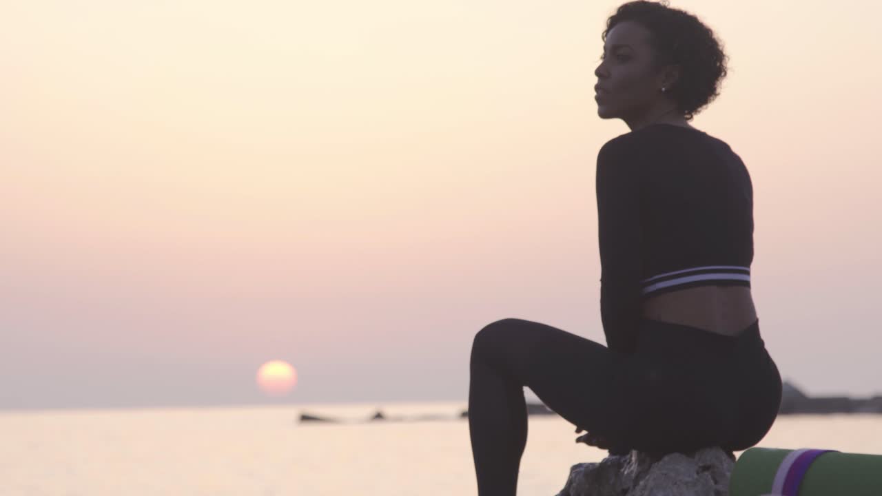 resonando la vida con el océano a la hora dorada en barcelona
