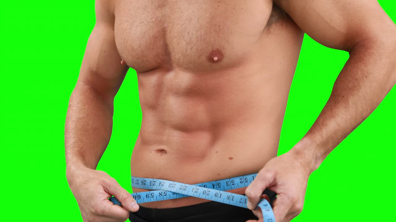 근육질 의 남자 가 허리 를 측정 하고 있다
