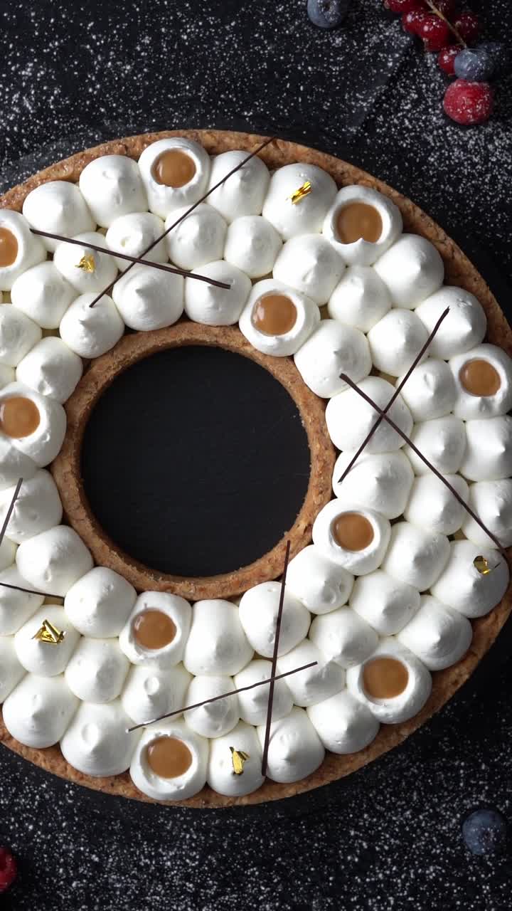 초콜릿과 크림이 있는 캐러멜 케이크의 모습, 하이 앵글 샷