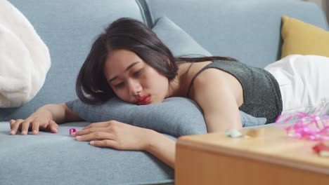파티 후 기분이 좋지 않은 여자