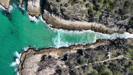 Toma-Estática-De-Arriba-Hacia-Abajo-Con-Drones-De-Las-Islas-Stradbroke,-Mirador-Del-Desfiladero-Norte