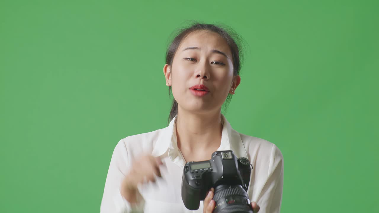 디지털 카메라 를 시연 하는 여자