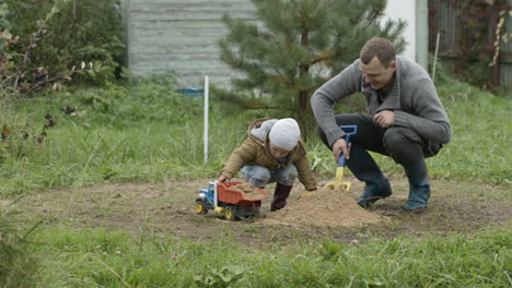 Vater-Und-Sohn-Spielen-Draußen