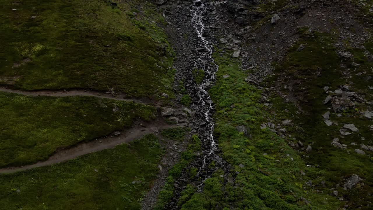 imágenes aéreas de drones de 4k en alaska de una cascada que baja por una montaña cerca de palmer