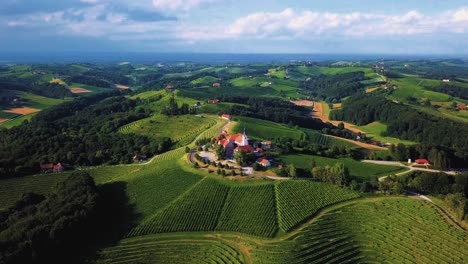 imágenes aéreas de drones de svetinje, que es un pequeño pueblo en el municipio de ormož en el noreste de eslovenia