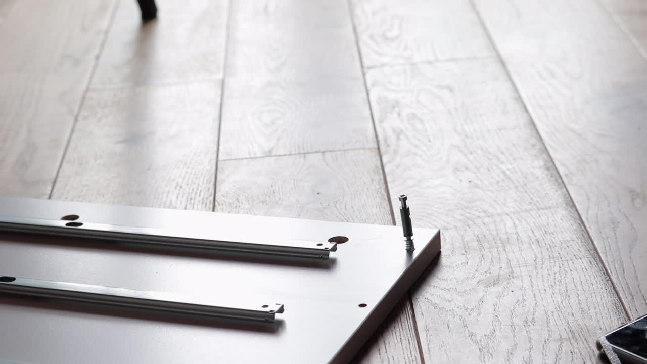 남자가 선반에 나사를 비뚤게 꽂아 diy 실패