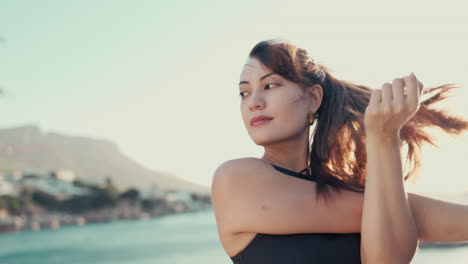 Mujer-En-La-Playa,-Estiramiento