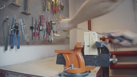 vicio de lijado de madera sujeta con lima manual en el taller de ancho