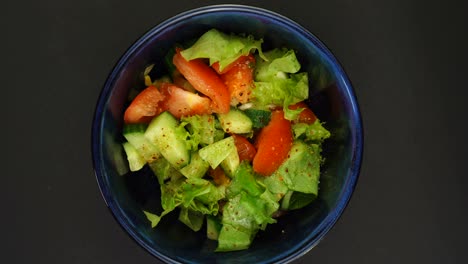 ensalada de verduras frescas gira, ingredientes de la cocina mediterránea, mesa negra servida con comida saludable. vista superior.