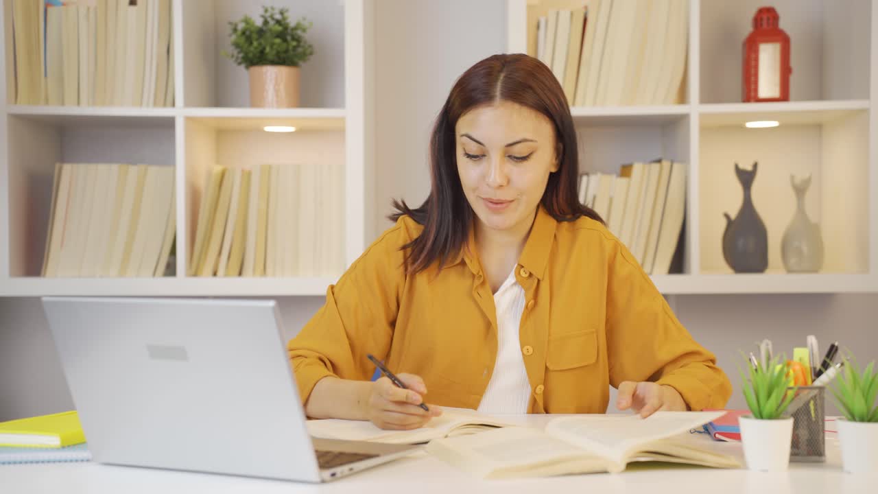 una estudiante feliz y satisfecha.