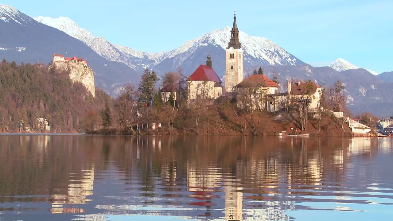 슬로베니아 블레드 호수의 섬에 아름다운 교회가 서 있다