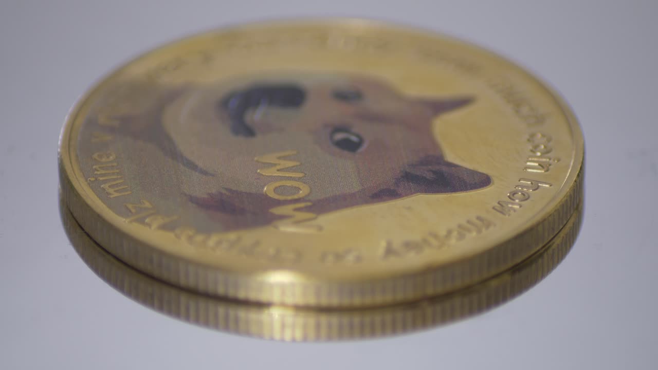 token dogecoin en una mesa giratoria de cerca