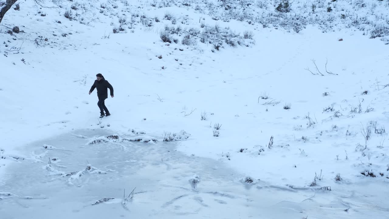 hombre corriendo en la nieve