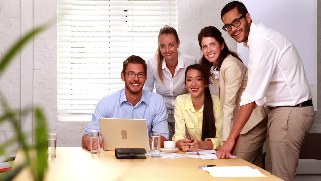 equipe de negócios casual tendo uma reunião usando laptop