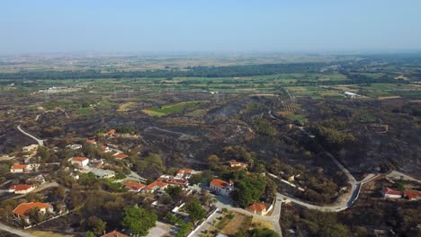 Vista-Aérea-Que-Revela-El-Desastre-De-Un-Incendio-Forestal-Alrededor-De-Un-Pequeño-Pueblo-En-El-Norte-De-Grecia,-Agosto-De-2023.