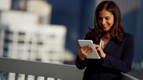 mujer de negocios latinoamericana al aire libre usando tecnología de aplicaciones comerciales