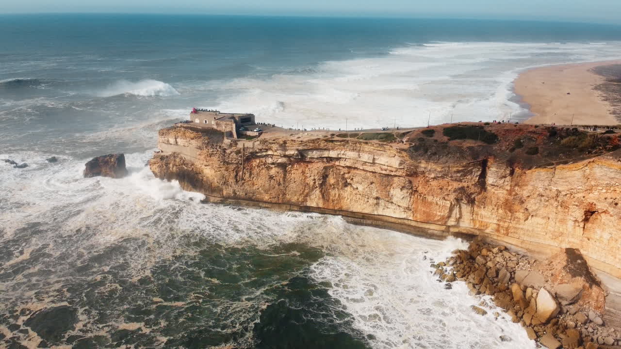 vista aérea de un lugar icónico en la costa atlántica, la meca del surf de grandes olas