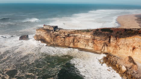 Luftaufnahme-Eines-Ikonischen-Ortes-An-Der-Atlantikküste,-Dem-Mekka-Des-Big-Wave-Surfens