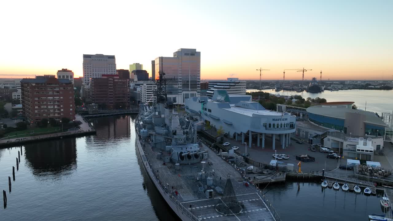 uss 위스콘신 bb-64는 해가 뜨는 동안 버지니아의 노르폴크 시내 해안에 있습니다.