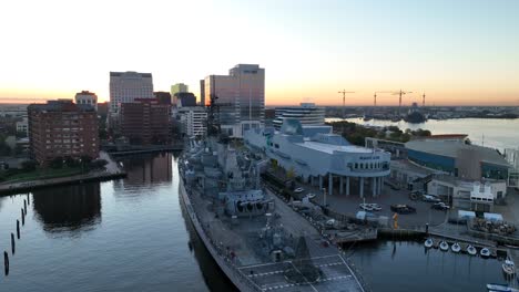 Uss-Wisconsin-Bb-64-En-El-Centro-De-Norfolk,-Virginia-Waterfront-Durante-El-Amanecer