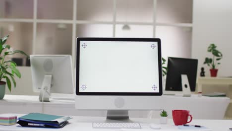 vista de la pantalla de la computadora y los suministros de oficina en el escritorio en la oficina
