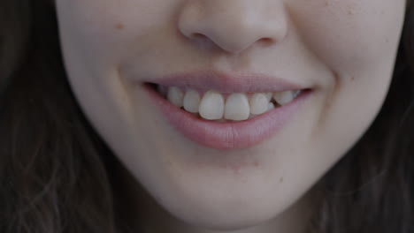 primer plano de una mujer sonriendo