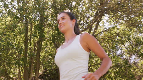 mujer corriendo en el bosque