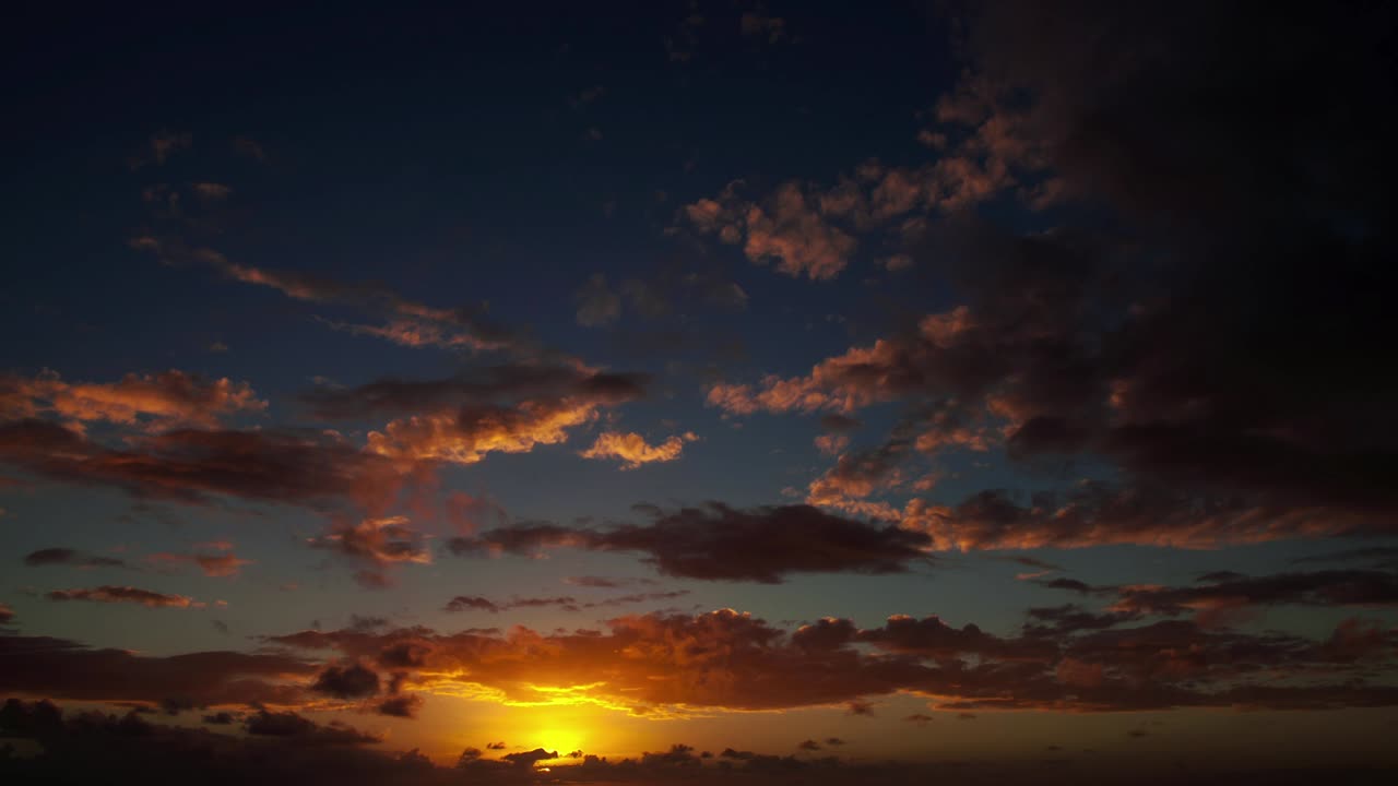 asombroso deslizamiento de tiempo nublado del amanecer