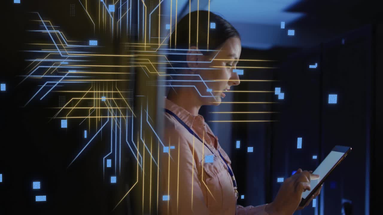 Animazione di circuito stampato ed elaborazione dati su ingegnere IT donna caucasica accanto a server di computer