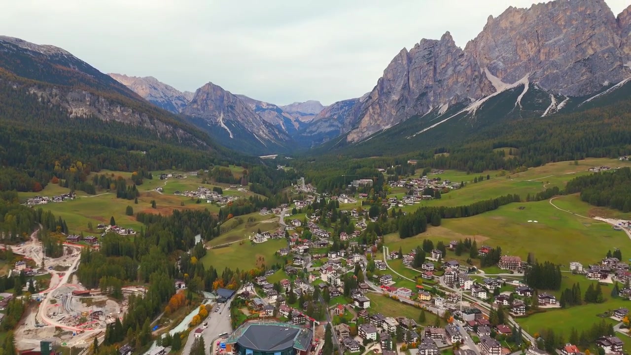 Le maestose Dolomiti circondano Cortina d'Ampezzo, riprese magnificamente da un drone