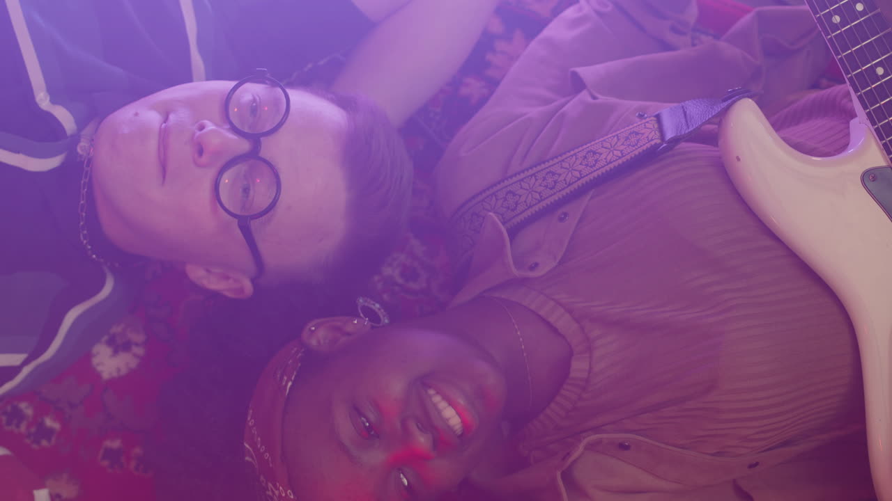 grupo multiétnico de amigos tirados en el suelo en círculo y hablando entre ellos 1