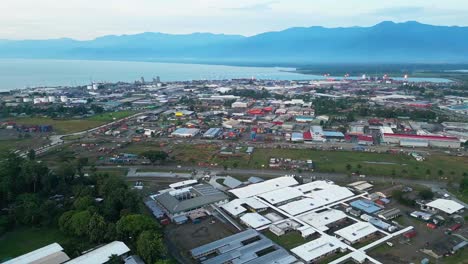 Cuenca-De-Marea-Lae-Y-Muelle-Internacional,-Y-Hospital-Conmemorativo-De-Angau-Debajo