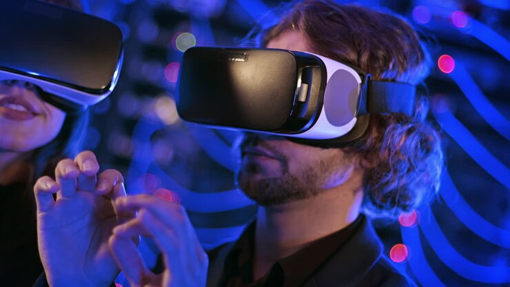 Un uomo e una donna che utilizzano visori per la realtà virtuale in una server room