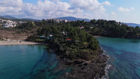 Luftaufnahme-Des-Erstaunlichen-Strandparadieses-In-New-Marmaras-Sithonia-Chalkidiki