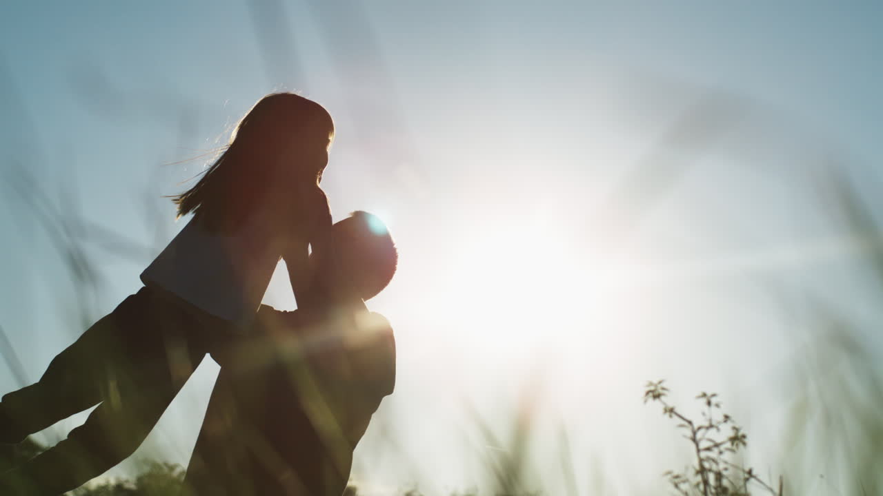 padre e hija silueta juguetona al atardecer