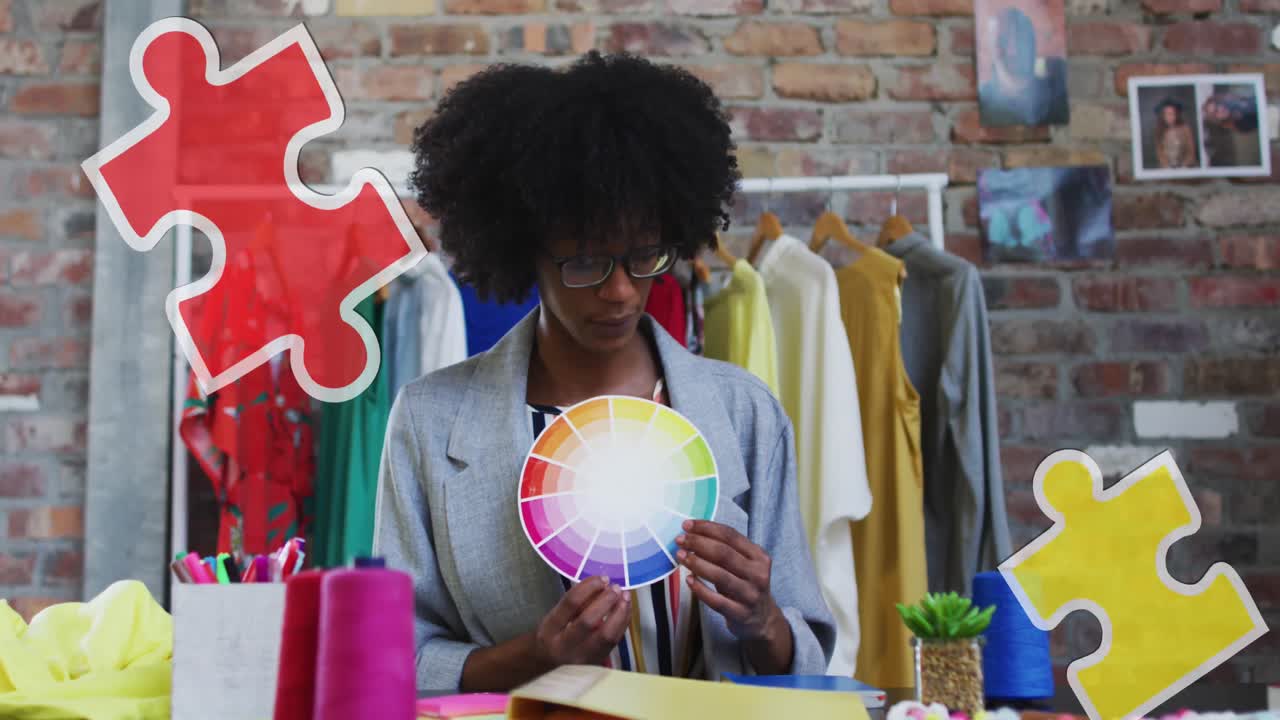 Animation von Puzzleteilen über einer afroamerikanischen Designerin